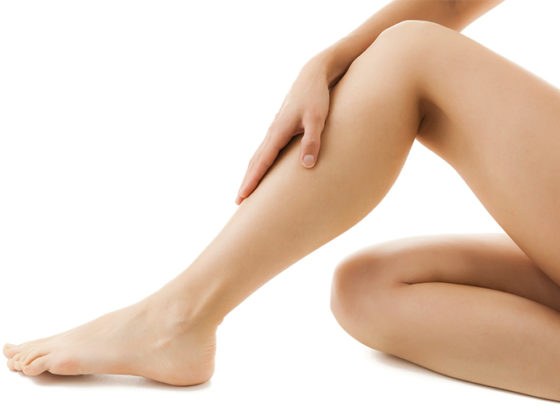 Mujer presumiendo de sus piernas sin arañas vasculares gracias a la Medicina Estética en Asturias