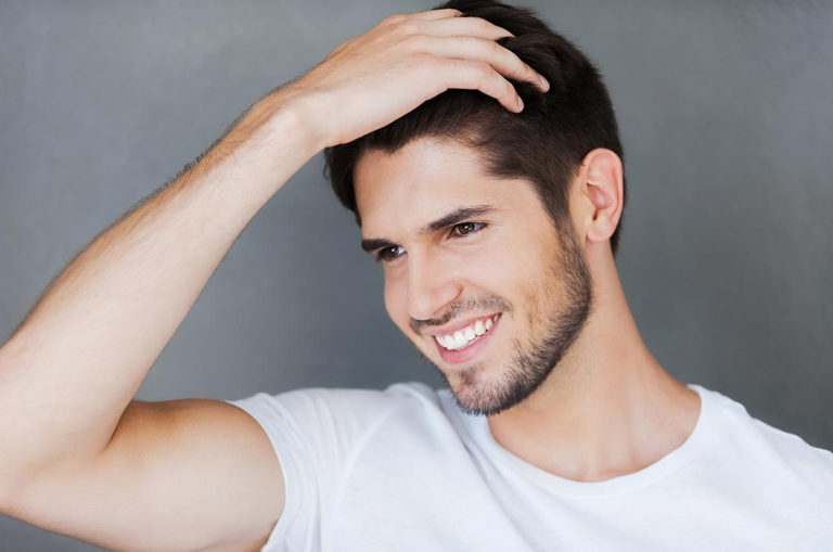Hombre feliz con su tratamiento de medicina capilar en Oviedo para frenar la caída del cabello