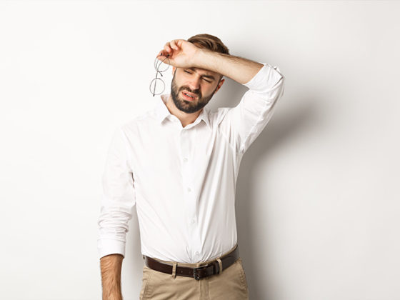 Clinica estetica maestro. Hombre para sus actividades diarias por culpa de su hiperdrosis