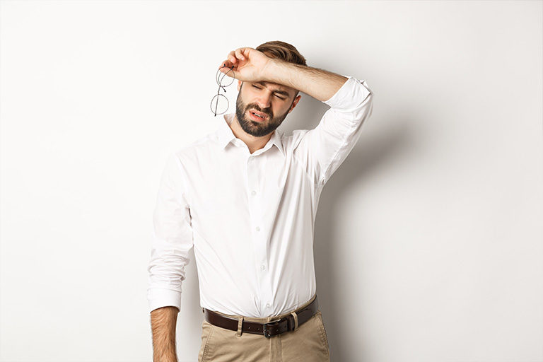 Clinica estetica maestro. Hombre para sus actividades diarias por culpa de su hiperdrosis